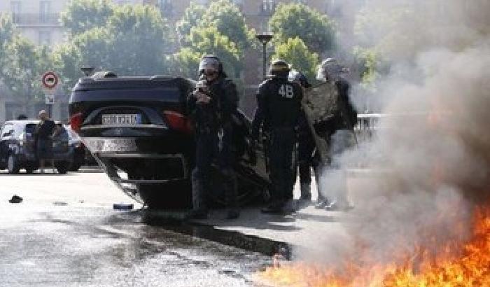 Tassisti contro Uber: scontri a Parigi e proteste in Italia