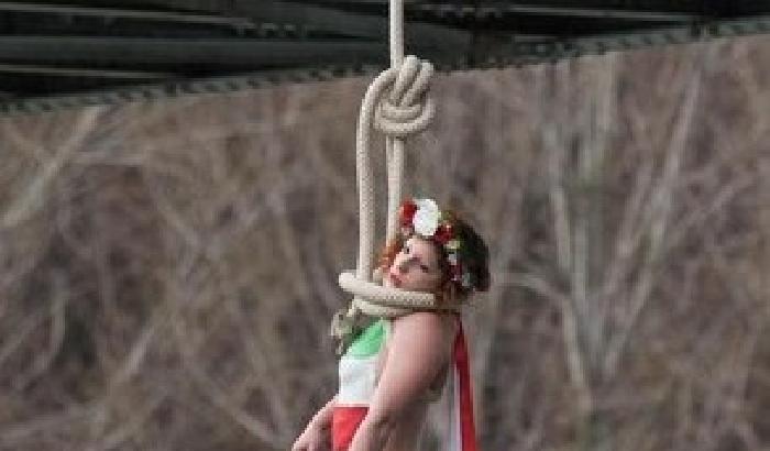 Rohani a Parigi: le attiviste di Femen si impiccano per farlo sentire a casa