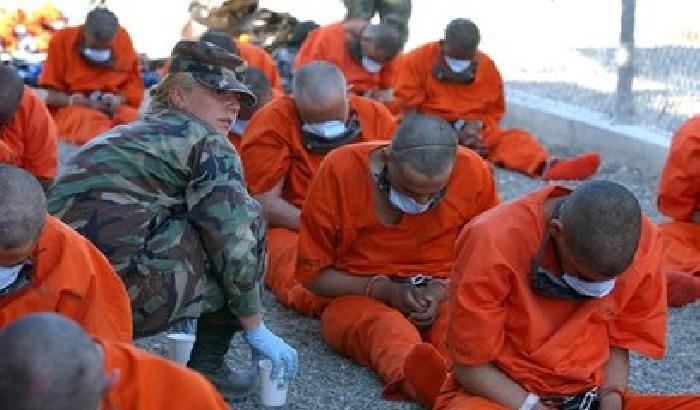 La decisione di Biden: "Chiudere entro l'anno il campo di prigionia di Guantanamo"