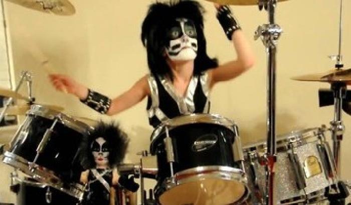 Piccolo genio della batteria suona con i Kiss
