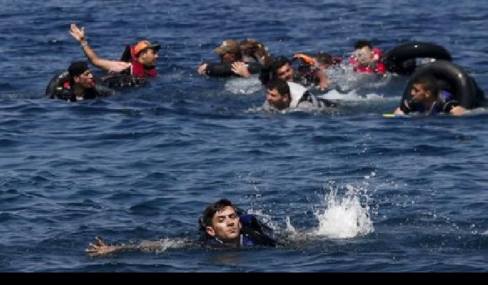Egeo, nuovo naufragio: morti almeno 11 migranti