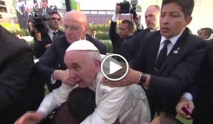 Il Papa sgrida un ragazzo che lo trattiene: 'non essere egoista'