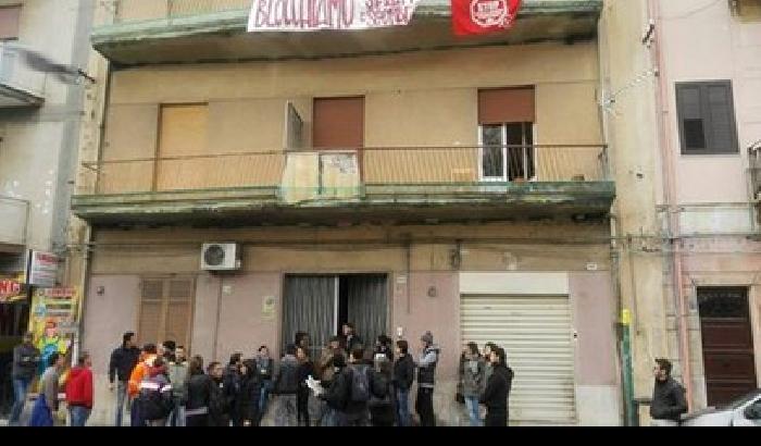 Palermo, cittadini indignati fermano uno sgombero disumano