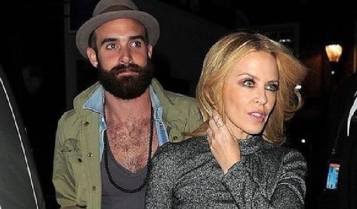 Kylie Minogue si fidanza ufficialmente con Joshua Sasse