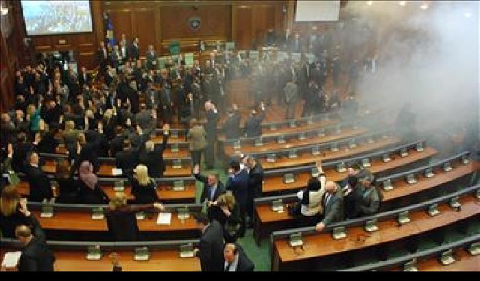 014E86-NEWS_174571 Pristina, l'opposizione lancia lacrimogeni in Parlamento