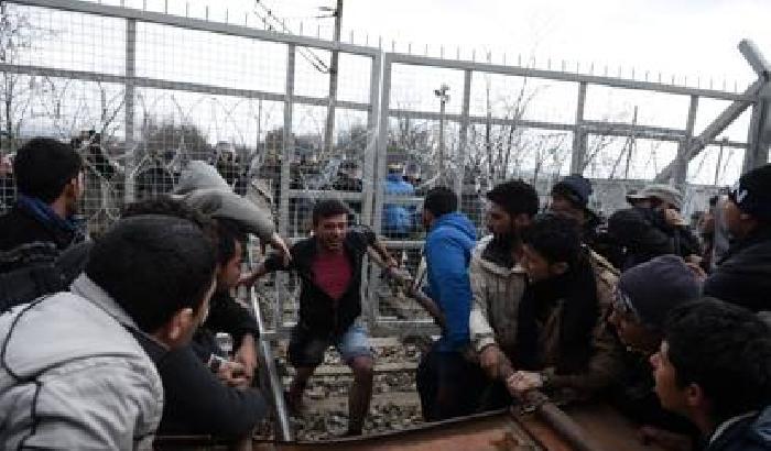 Migranti al confine macedone: d'ora in poi botte