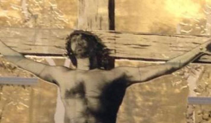 Cristo crocifisso con il volto dell'ultrà: giusto confondere carità e prepotenza?