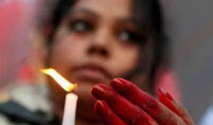 Fuga d'amore con un uomo di un'altra casta: bruciata viva in India