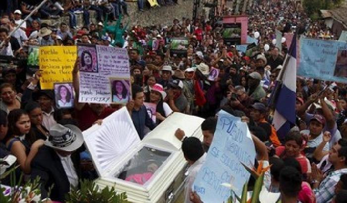 Honduras, in migliaia ai funerali di Berta Caceres: la sua battaglia continua