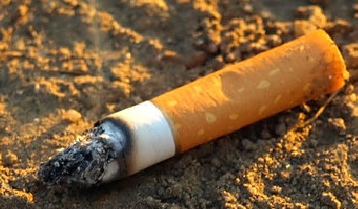 Tumori: + 1 cent a sigaretta per pagare nuove cure