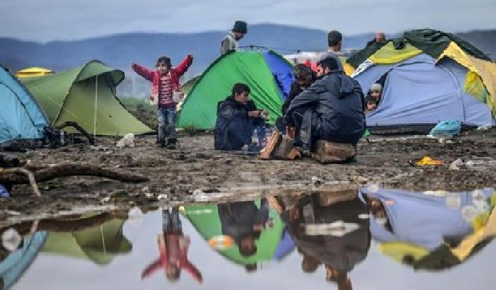Migranti in un campo tra Grecia e Macedonia
