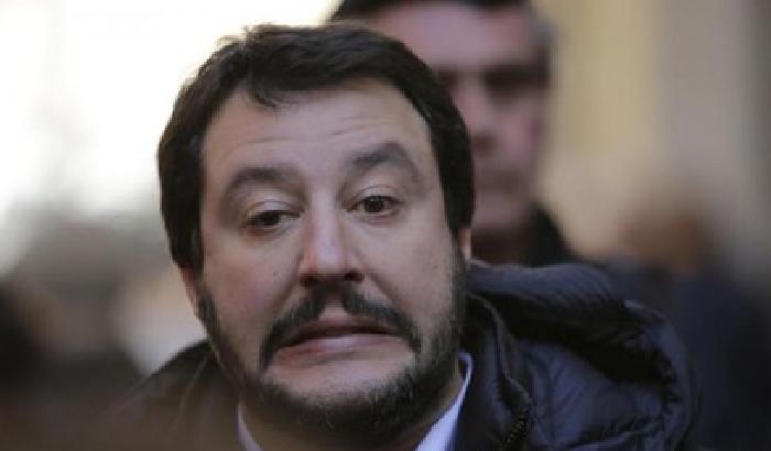 Salvini  ritwitta 'spara ai giudici'. Ma era un 'errore dello staff'