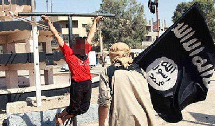 Sostiene i curdi: l'Isis crocifigge un ragazzo in Siria