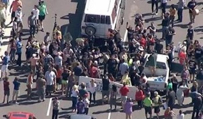 Proteste contro Trump in Arizona: autostrada bloccata dai manifestanti
