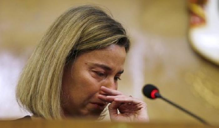 Bruxelles, le lacrime della Mogherini: oggi è un giorno molto triste