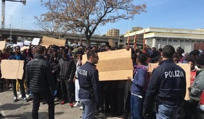 200 migranti bloccano le strade di Cagliari: 'non vogliamo stare nell'Isola'