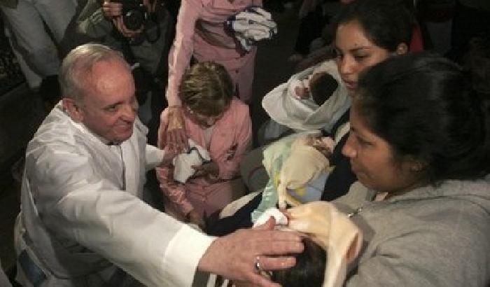 0154BA-papa-francesco-con-i-poveri Papa Francesco con i poveri