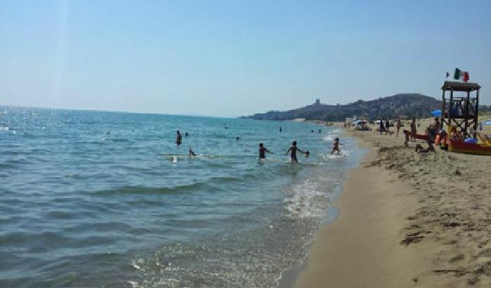 Sicilia, Gela dice sì alla spiaggia per nudisti