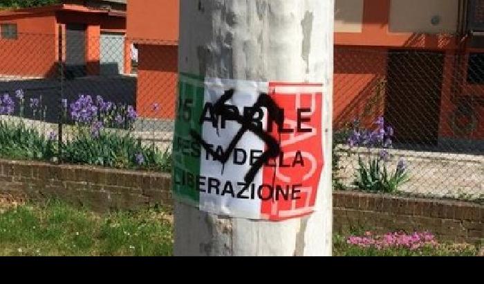 0157A4-lo-scempio-di-modena-svastiche-sui-manifesti-del-25-aprile Lo scempio di Modena: svastiche sui manifesti del 25 aprile
