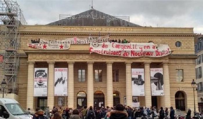 Parigi, studenti e precari dello spettacolo occupano il Teatro Odeon