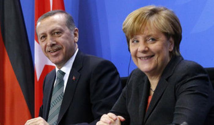 Migranti: il Papa va a Lesbo, la Merkel a omaggiare Erdogan