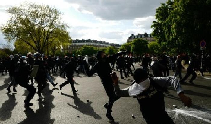 Loi travail, francesi in piazza: scontri e feriti