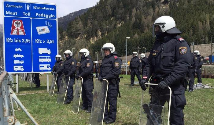 Agenti schierati alla barriera del Brennero