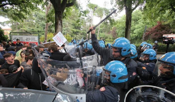 Salvini vattene: scontri e cariche a Bologna per l'arrivo del leghista