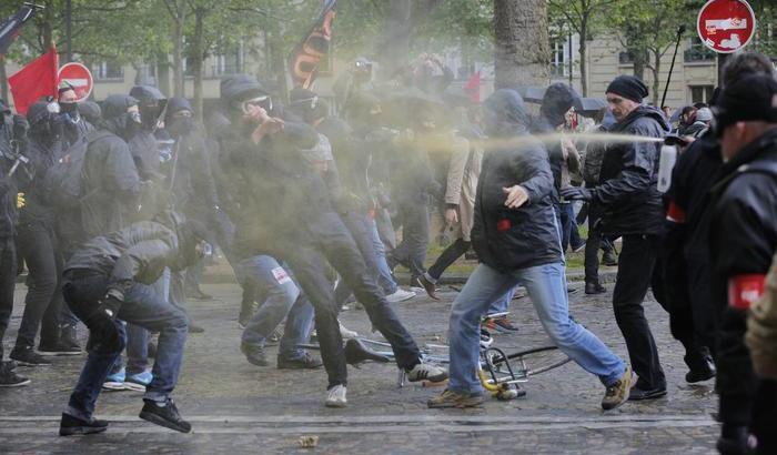 Parigi: scontri tra manifestanti e la polizia