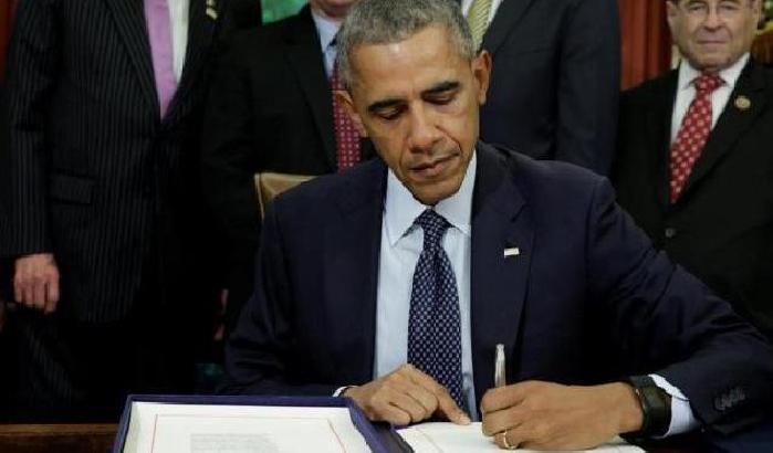 Obama scrive alle scuole: sì ai bagni per gli studenti transgender