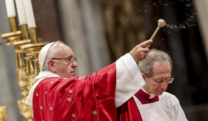Il Papa ai vescovi: bruciate sul rogo le ambizioni
