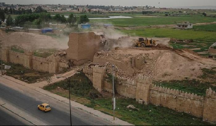 Isis, attacco alla cultura: le ruspe distruggono le porte assire di Ninive
