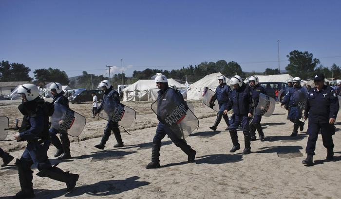 Idomeni, la polizia usa il gas contro i migranti