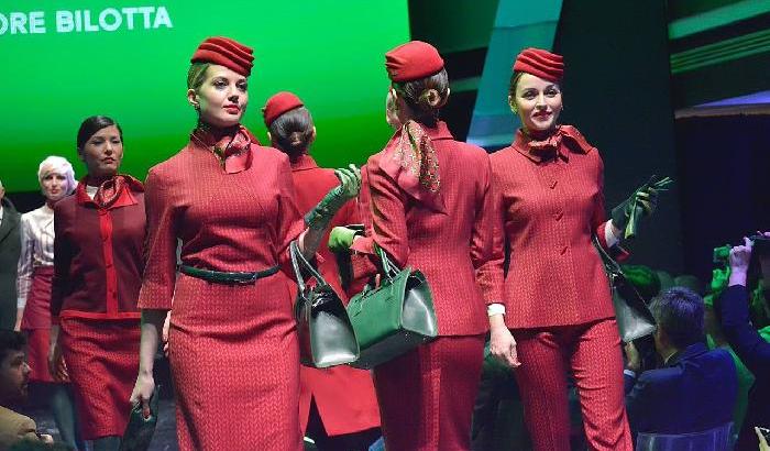Dopo 20 anni l'Alitalia si rifà il look: arrivano le nuove divise anni "50