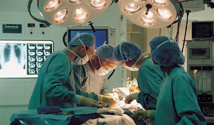Medici in sala operatoria, immagine d'archivio