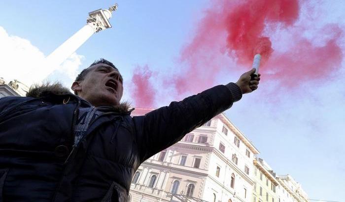 Casapound not welcome: fascisti e antifascisti si fronteggiano a Roma