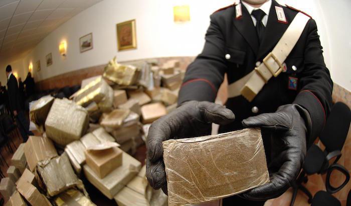 Carabiniere durante un sequestro di droga