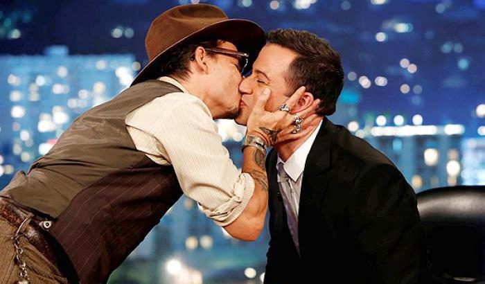 Johnny Depp sorprende Pink e bacia Jimmy Kimmel