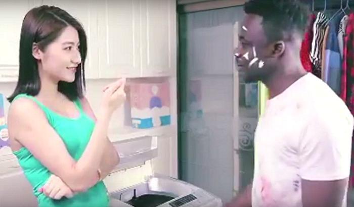 L'uomo nero si sbianca: è bufera sullo spot cinese