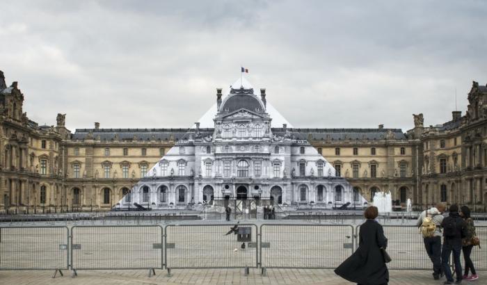 La piramide del Louvre non c'è più, sparisce con la street art