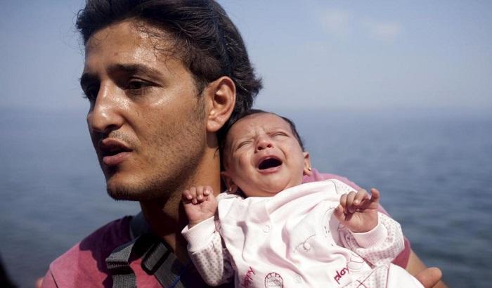 In foto, uno dei tanti neonati giunti sulle rive italiane nel 2015
