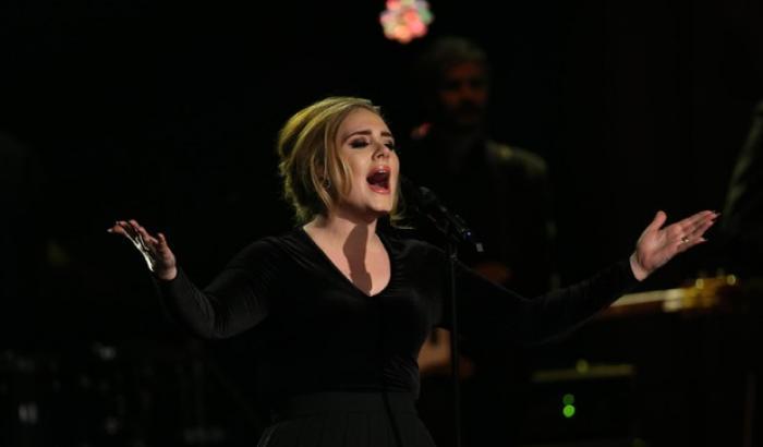 Adele strega l'Arena di Verona