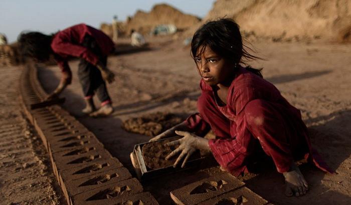 India, bambini costretti a vivere come schiavi