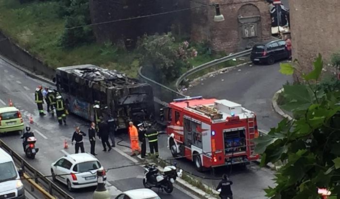 Autobus in fiamma a Roma
