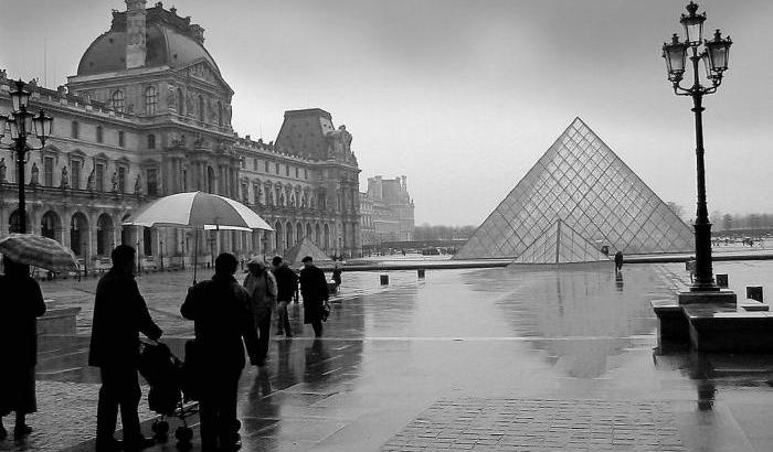 Paura del coronavirus: i dipendenti del Louvre chiudono il museo