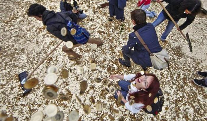 Una valanga di monete: la manifestazione a favore del reddito di base incondizionato, Svizzera