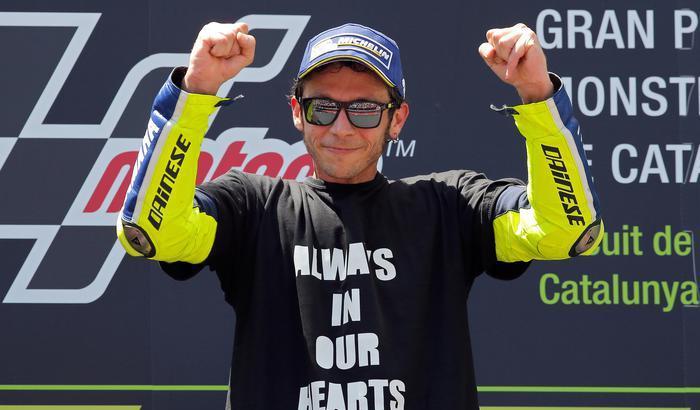 Rossi trionfa in Catalogna e dedica la vittoria a Salom