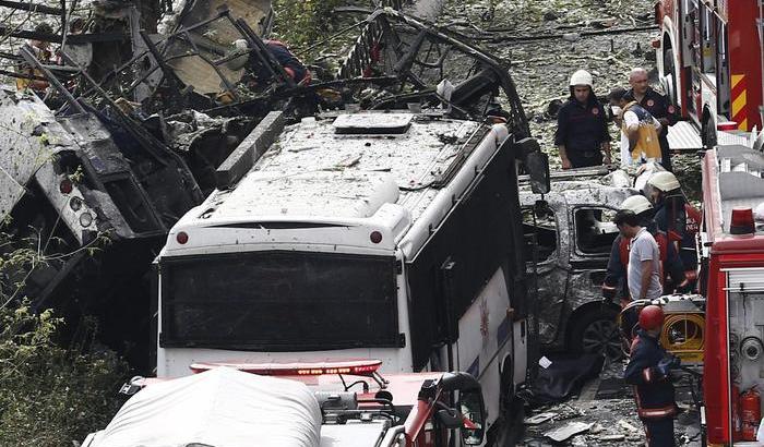 031BBD-il-luogo-della-deflagrazione-a-istanbul Il luogo della deflagrazione a Istanbul