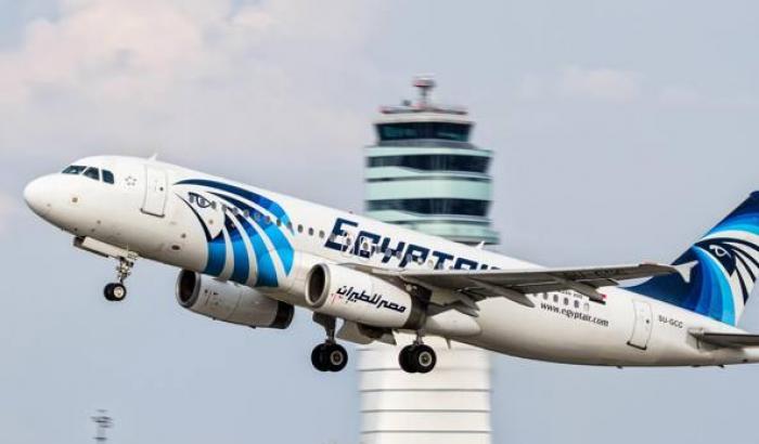 Falso allarme bomba, atterraggio d'emergenza per un volo Egyptair