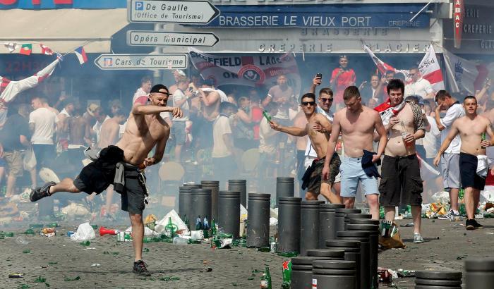 Hooligans in azione: Marsiglia a ferro e a fuoco, grave un tifoso